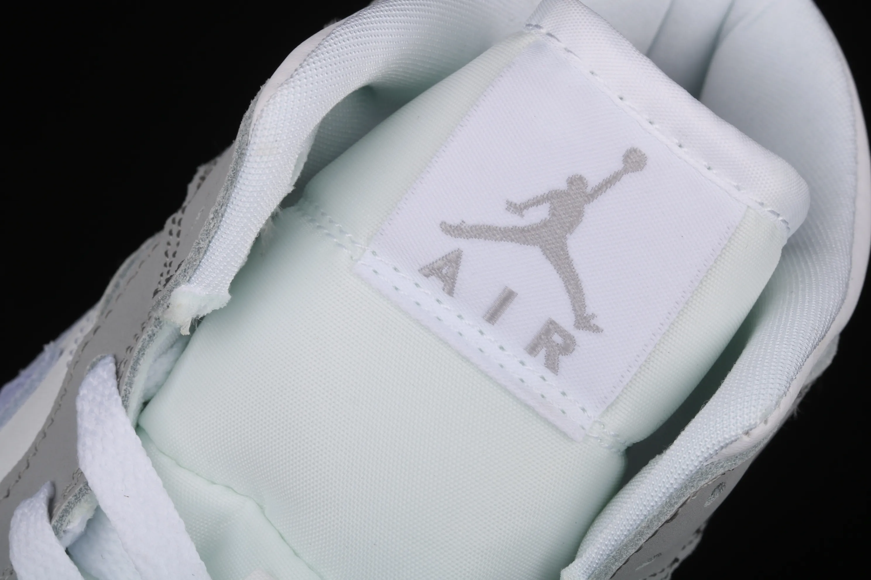 All categories Air Jordan Jordan series basketball shoes Air Jordan 1 Mid Air Jordan 1 Mid AJ1 Joe 1 Zhongbang white gray blue color BQ6472-105